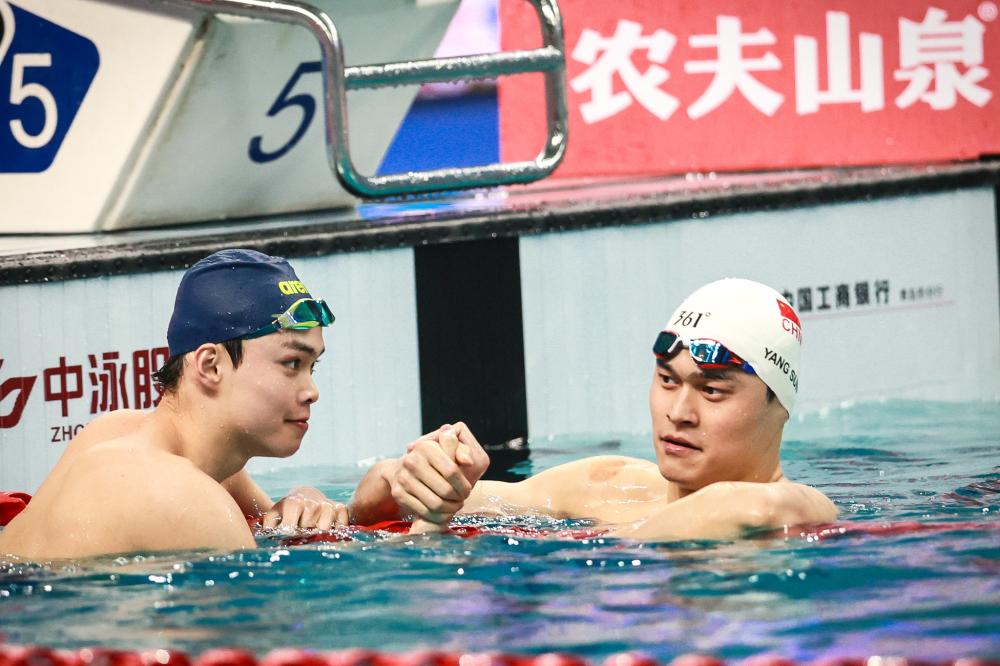 王曼昱3-8逆转后再轰11-2，梁靖崑痛失好局吞首败，国乒8-2法国