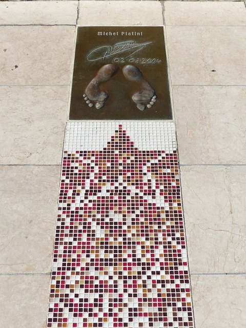 而相對於F 而相對於F